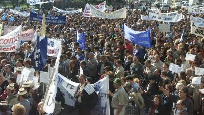 Farmaciştii, profesorii, grefierii, poliţiştii, funcţionarii publici, medicii şi asistentele, funcţionarii de la Metrorex au protestat în 2009 pentru mărirea salariilor