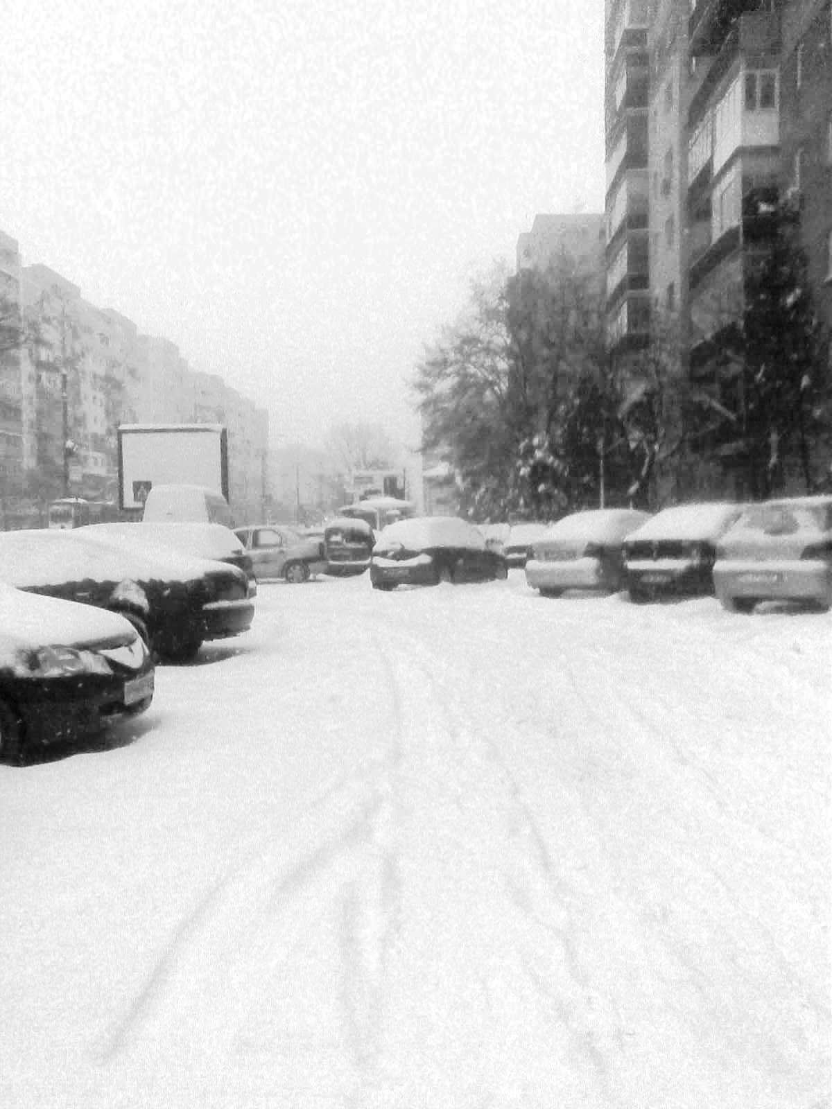 Bulevardul Republicii din Ploieşti acoperit de zăpadă 
