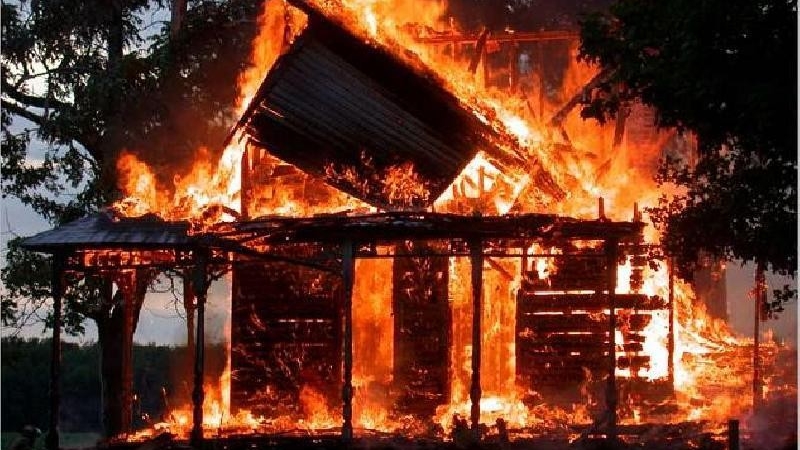 Casa din lemn a ars în totalitate