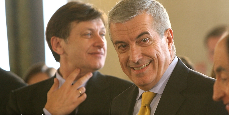 Crin Antonescu şi Călin Popescu Tăriceanu, doi lideri PNL ce zâmbesc în direcţii politice diferite