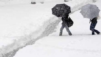 În ţară se circulă cu dificultate din cauza zăpezii