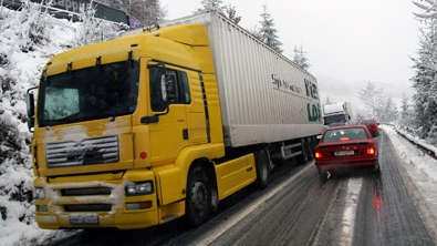 Trafic blocat în Vrancea, din cauza ninsorii