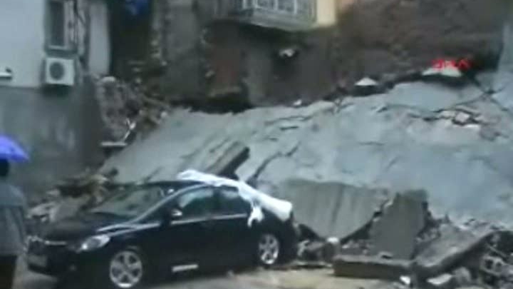 Un om a murit strivit de acoperişul unei case smulse de vântul puternic în Turcia / FOTO: RTV