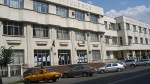 Un profesor a murit după ce a căzut în faţa Universităţii Nicolae Titulescu