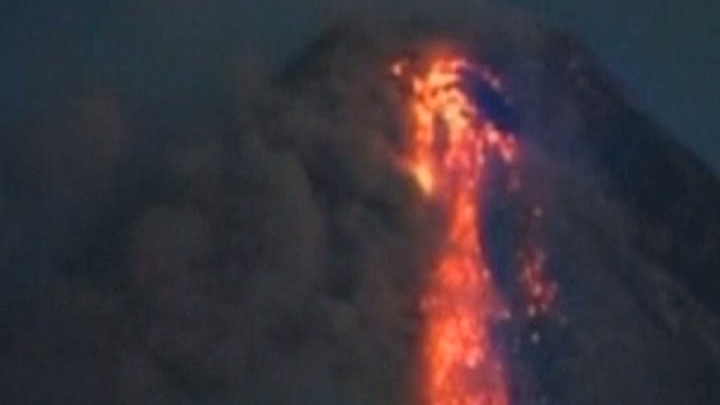 Vulcanul Manyon aruncă nori de cenuşă, iar lava ameninţă aşezările din jur 
