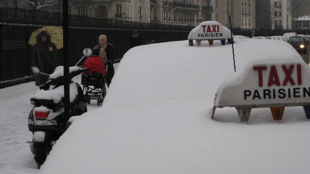 Taximetriştii de pe Sena au avut parte de o zăpadă cum n-a văzut Parisul.