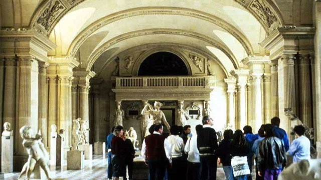 Muzeul Luvru are 16 hectare şi 36.000 de opere expuse