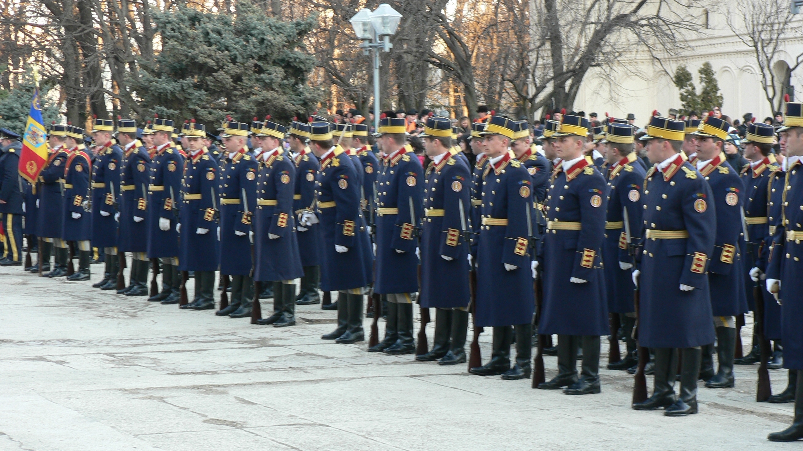 Uniformele de ceremonie ale Regimentului 30 Gardă sunt inspirate de cele ale Batalionului 1 Tiraliori, înfiinţat de Alexandru Ioan Cuza în 1860/ Foto: Sebastian Oancea