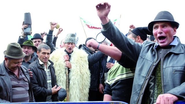 Revolta fermierilor se mută în tribunal: Acțiune de amploare împotriva impozitului pe pământ