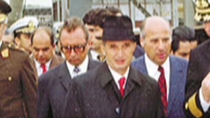 Nicolae Ceaușescu și generalul Mihai Pacepa, fost șef al DIE