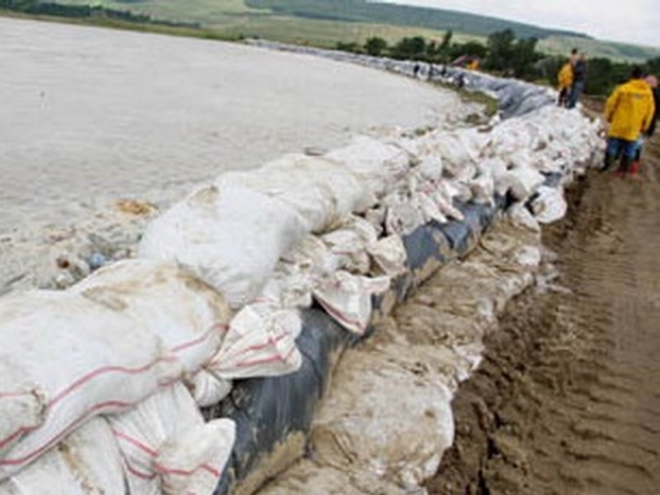 Hidrologii au instituit cod roşu de inundaţii pe râul Bârzava