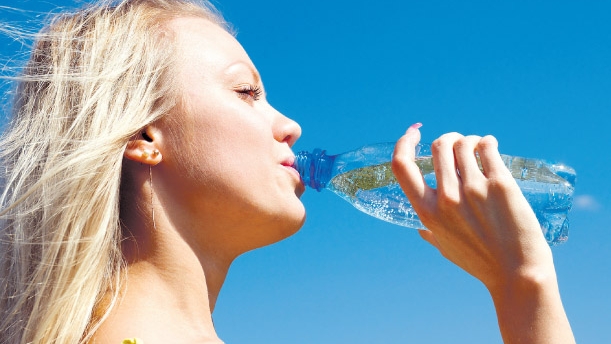 Ce se poate întâmpla dacă bei prea multă apă într-un timp prea scurt – Hiponatermia poate avea consecințe grave