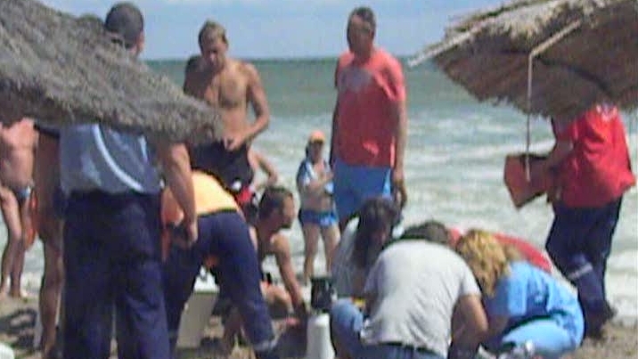 Un bărbat a murit după ce ar fi făcut infarct în timp ce înota. Este prima tragedie pe litoral din acest sezon estival