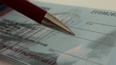 Bâtrânul folosea cecuri fără acoperire