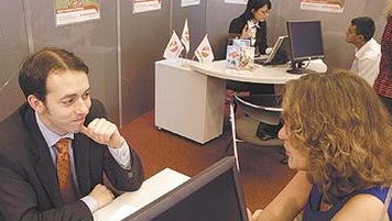 Cei mai bine plătiţi salariaţi din Bucureşti lucrează în bănci