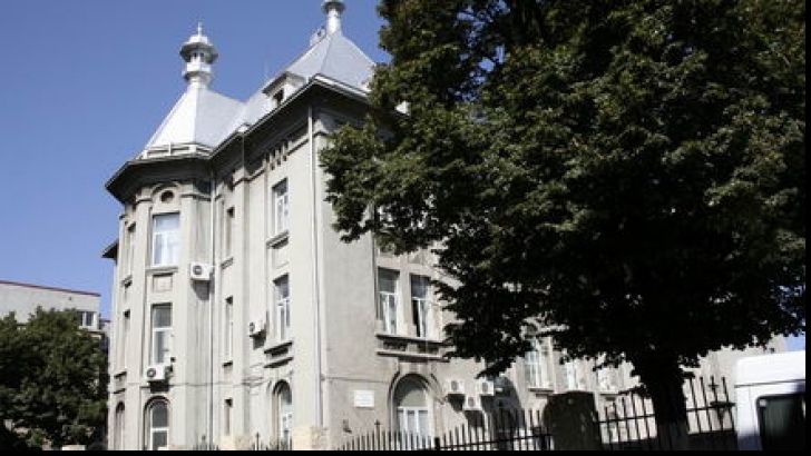 Primăria Sinaia acuză o firmă a Arhiepiscopiei Bucureştilor că a amplasat ilegal bannere pe capele
