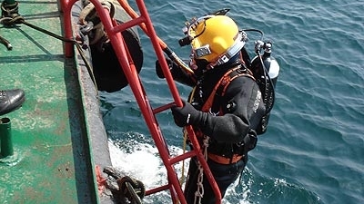 Persoană dată dispărută în stațiunea Neptun, căutată de scafandri. Amplă mobiliare la malul mării