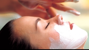 Cremă anti-aging, făcută în casă din produse naturale. Reduce ridurile, petele pigmentare și închide porii dilatați