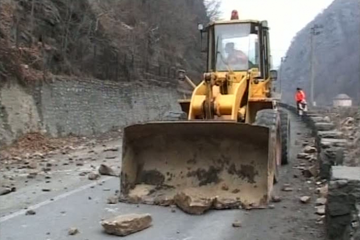 Foto arhivă. Bolovanii căzuți de pe munte au blocat un drum național din Suceava.