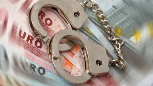 Trei vameși din Portul Constanța, reținuți pentru mită. Prins în flagrant, unul dintre ei a înghițit biletul cu lista de șpăgi