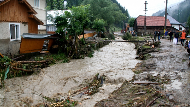 Risc de inundaţii pe mai multe râuri