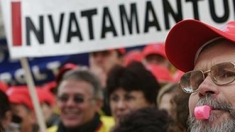 Sindicaliştii îi cer lui Băsescu să nu promulge legea de salarizare a personalului didactic