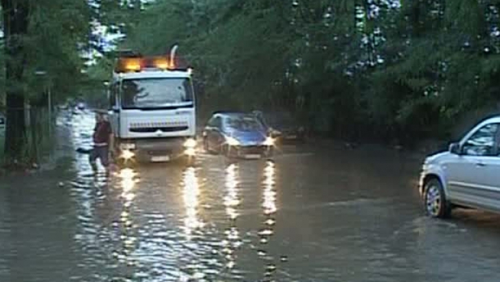 Potop în Bucureşti: Mai multe străzi au fost inundate