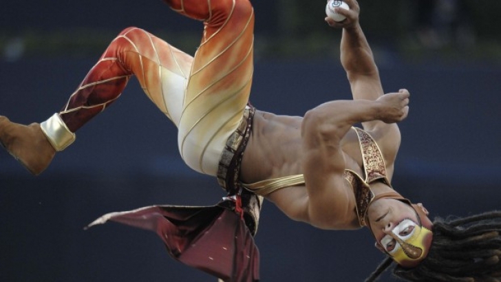 Showman-ul de la Cirque Du Soleil a sărit spectaculos înainte de a arunca / Foto: AP