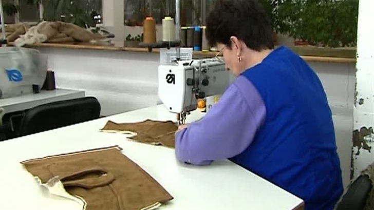 Croitoresele lucrează cu atenţie la colecţiile marilor creatori de modă