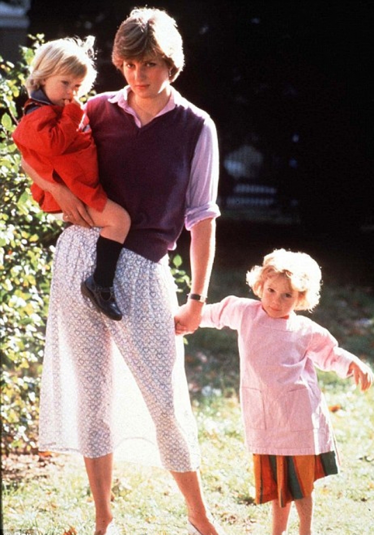 Prinţesa Diana, îmbrăcată într-o fustă transparentă în anii \'80 / Foto: dailymail.co.uk