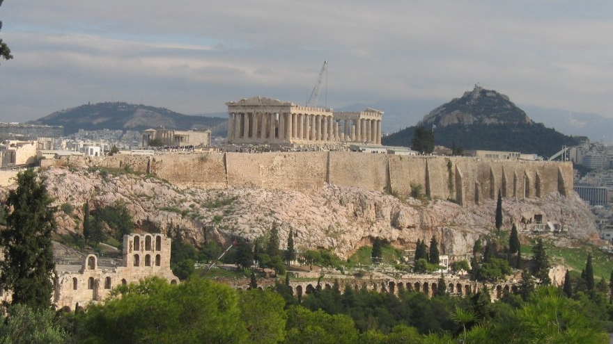Un român a fost arestată în Grecia după ce a furat două bucăți de marmură de la Acropole