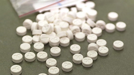 Traficanți de droguri, prinși în flagrant în timp ce încercau să vândă peste 5000 de pastile de ecstasy. Poliția i-a arestat