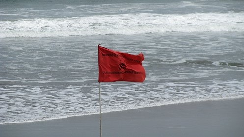 Steag roşu pe Litoral
