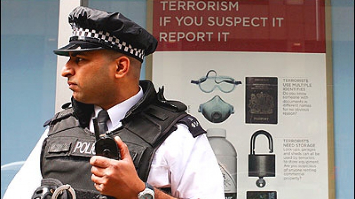 Patru bărbaţi, arestaţi în Marea Britanie în legătură cu pregătirea unor acţiuni teroriste