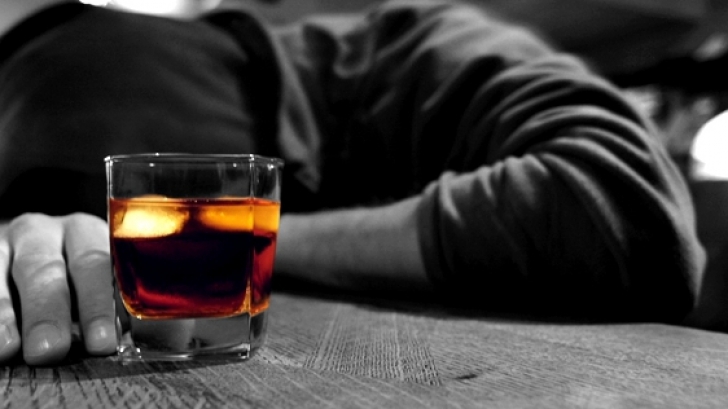 Record, în vremuri de pandemie: Mai mulți alcoolici decât persoane care au consumat mâncare în exces, la Urgențe, de Sărbători