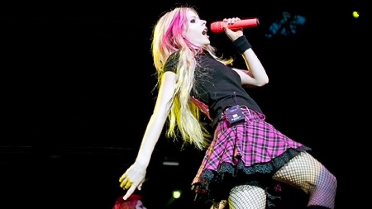 Avril Lavigne a încasat o bătaie soră cu moartea
