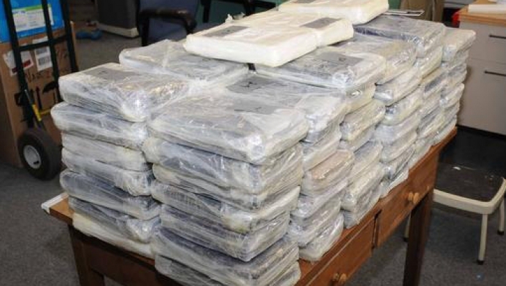 Patru persoane, reţinute pentru trafic de cocaină cumpărată din Ungaria
