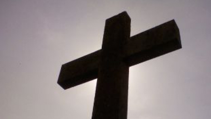 Slujbă de exorcizare postată pe internet! Un preot îl chinuie pe "posedat"