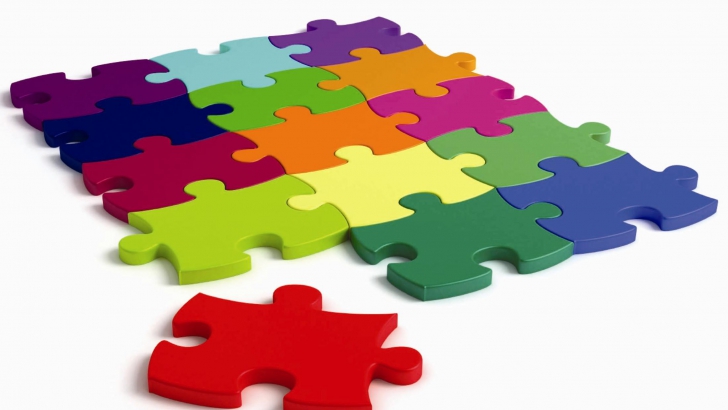 Fetita fara vedere care rezolva puzzle-uri