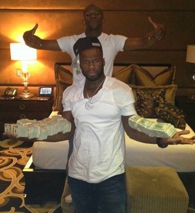 50 Cent îmbrăcat în bani. Foto: Twitter
