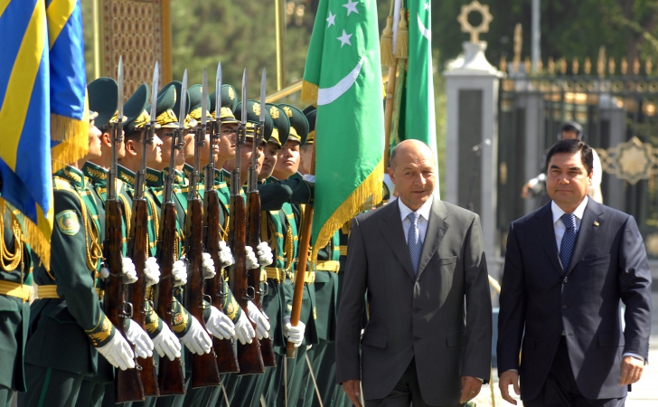 Gurbangulî Berdîmuhamedov şi Traian Băsescu, în 2009, în Turkmenistan