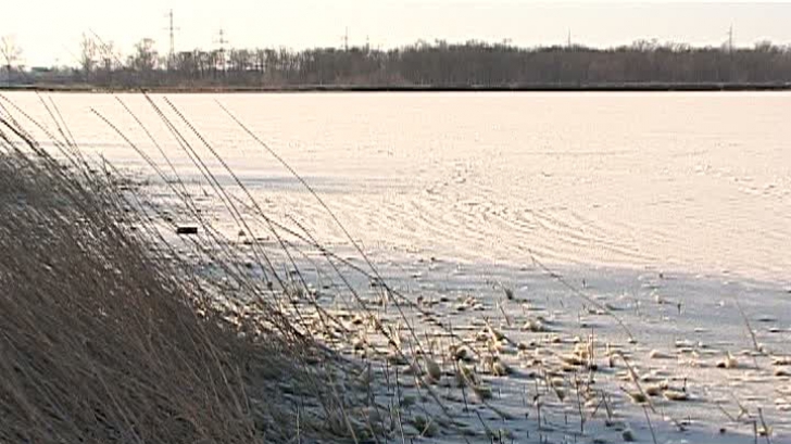 Fenomen meteo extrem: Lacul Sărat a îngheţat