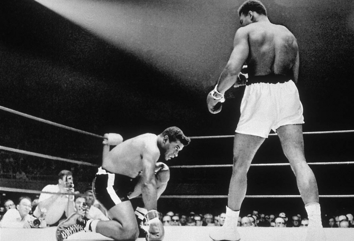 Muhammad Ali l-a trimis la podea pe Floyd Patterson