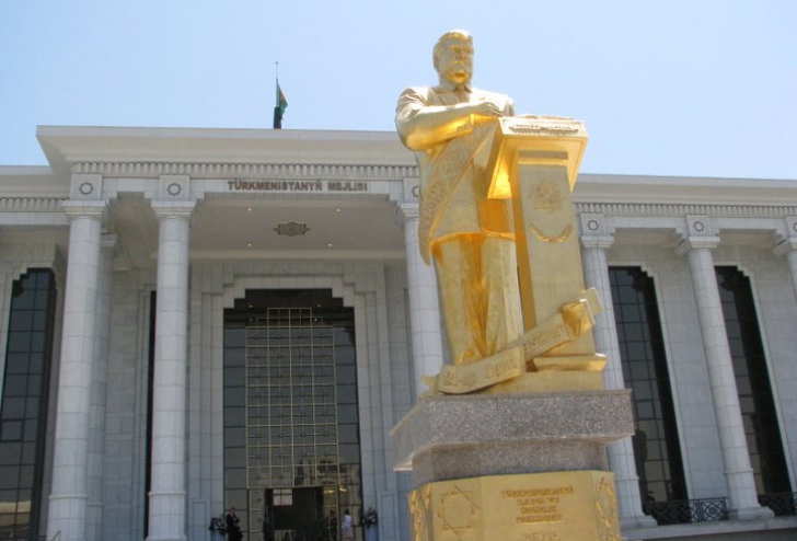 Statuia aurită a fostului lider turkmen 