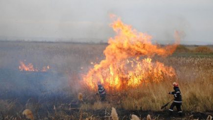 Un bărbat a fost găsit carbonizat în incendiul provocat de el pe câmp. 