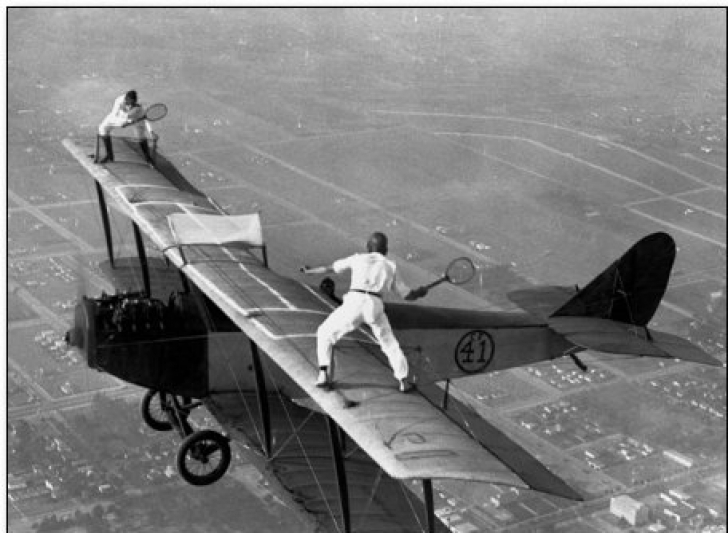 În 1925, legile privind siguranţa zborului erau ceva mai relaxate