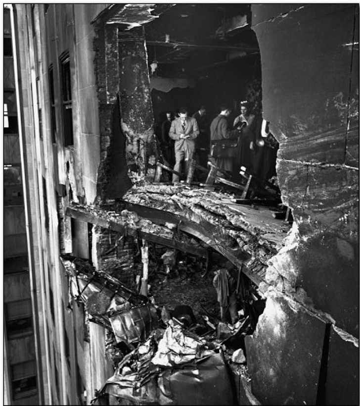 În 1945, un bombardier american a intrat în DEmpire State Building. Rezultatul este foarte vizibil