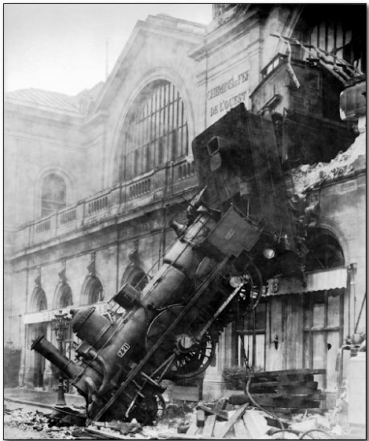 O fotografie ceva mai cunoscută. Un tren a deraiat în Gara Montparnasse din Paris. Doar o persoană a murit