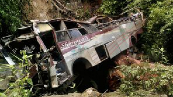 Cincisprezece morţi în urma prăbuşirii unui autocar într-o prăpastie, în Ecuador