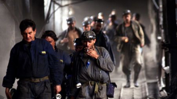 Minerii s-au blocat în subteran, nemulţumiţi de diminuarea salariilor